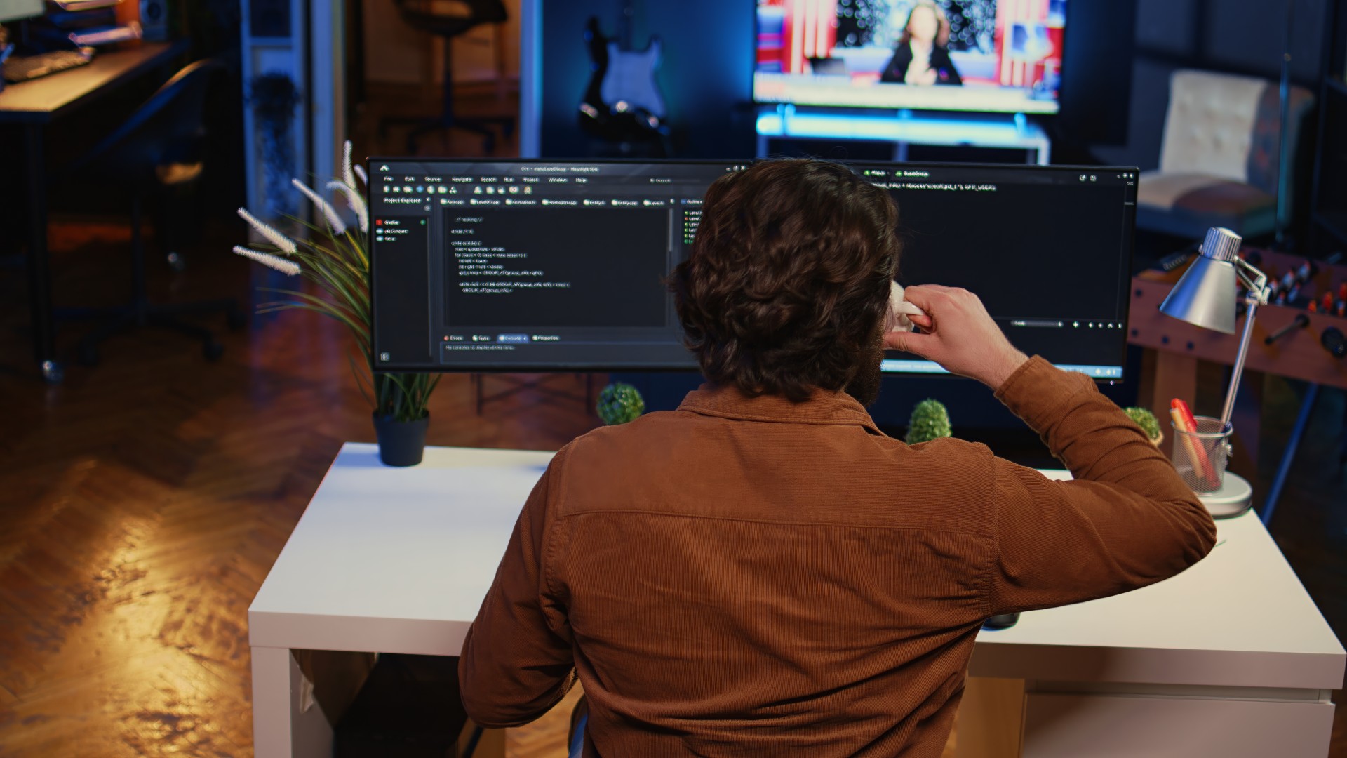Concept de la transformation digitale avec du code binaire et un environnement de travail moderne