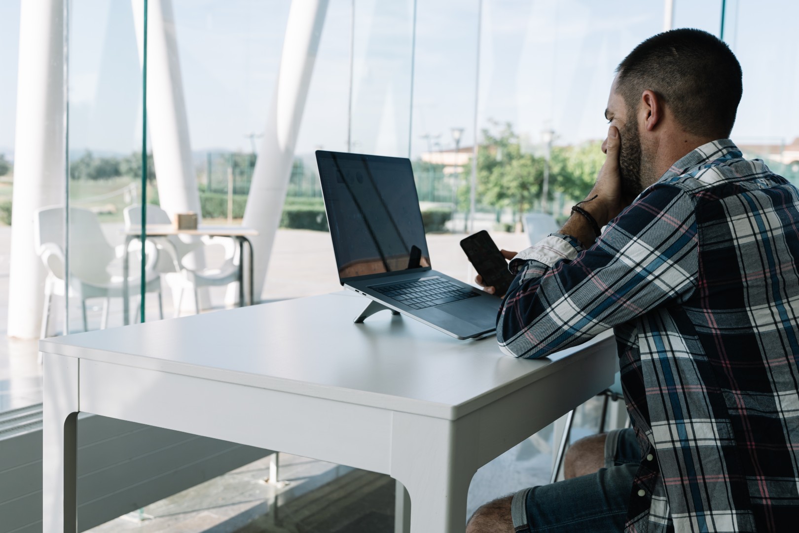 Professionnel rédigeant une stratégie de marketing de contenu sur son lieu de travail